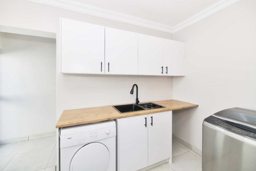 9 Bedroom Property for Sale in Westcliff Western Cape